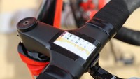Penanda khusus terkait rute etape 17 Vuelta a Espana 2022 dipasang di handlebar pebalap. (David Pintens/AFP/Getty Images)