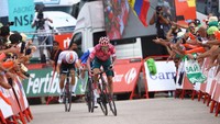Rigoberto Uran melakukan sprint untuk menyudahi usaha lawan-lawannya dalam sisa 200 meter pada etape ke-17, Vuelta a Espana 2022, di Monasterio, Spanyol, Rabu (8/9/2022). Ia memacu total sepeda Cannondale yang ia tunggangi untuk menuntaskan etape dengan catatan waktu 3 jam 42 menit 28 detik. (David Pintens/AFP/Getty Images)