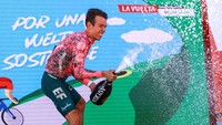 Uran merayakan kemenangannya di atas podium etape 17 Tour of Spain 2022. Pembalap berusia 35 tahun itu terlihat sangat bahagia. Ini adalah kemenangan pertamanya, setelah meraih podium terakhir pada etape 7 Tour de Suisse,  Juni 2021. (David Pintens/AFP/Getty Images)