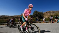 Totalitas Uran di setiap etape menanjak seperti terlihat di etape 15 ini. Uran merupakan climber asal Kolombia yang menjadi juara pada Giro dItalia tahun 2013 dan 2014.  Uran sempat sekali naik podium di Tour de France 2017. Ini merupakan kemenangan ke-16 sepanjang karir profesionalnya. (Justin Setterfield/Getty Images)