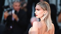 Kala itu dia mengenakan busana sewarna kulit yang menjuntai panjang hingga lantai. (Foto: Getty Images/Kate Green)