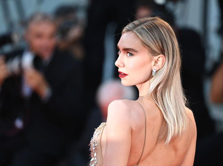 Ups! Gaun Transparan Vanessa Kirby Nyangkut