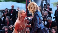Saat bertemu dengan aktris Laura Dern di karpet merah, bagian bawah gaun Vanessa Kirby nyangkut ke gaun pemeran Jurassic Park itu. (Foto: Getty Images/Vittorio Zunino Celotto)