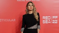 Dalam kesempatan itu, dia tampil anggun dengan dress hitam dengan aksen gemerlap di pinggang. (Foto: Getty Images for amfAR/Victor Boyko/amfAR)