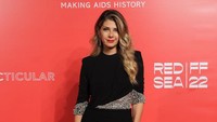 Meski gaunnya terbilang simpel, Marisa Tomei tetap terlihat menawan. (Foto: Getty Images for amfAR/Victor Boyko/amfAR)