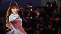 Zooey Deschanel tampil dengan gaun bernuansa biru. (Foto: Getty Images/Vittorio Zunino Celotto)