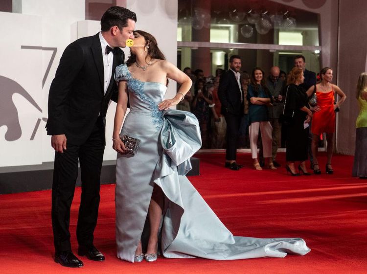 Zooey Deschanel Kecup Mesra Jonathan Scott di Venice