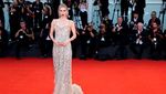 Ups! Gaun Transparan Vanessa Kirby Nyangkut