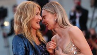 Insiden tersebut bikin Vanessa Kirby dan Laura Dern tertawa geli. (Foto: Getty Images/Elisabetta A. Villa)