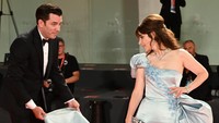 Di karpet merah, keduanya berbagi momen mesra dan perhatian. (Foto: Corbis via Getty Images/Stephane Cardinale - Corbis)