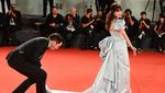 Zooey Deschanel Kecup Mesra Jonathan Scott di Venice