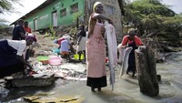 Perempuan ini mencuci pakaian di tepi danauy meski was-was buaya bisa menyerang sewaktu-waktu. Kondisi ini membuat warga Kenya ketakutan.