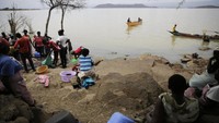 Warga tetap beraktivitas di tepi danau itu meski hewan liar mengintai. Abrasi danau di Kenya membuat air naik, salah satunya karena karena perubahan iklim.