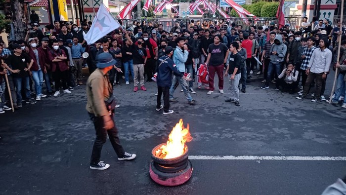 Aksi mahasiswa Banten menolak kenaikan  BBM (Foto: Bahtiar Rifai/detikcom)