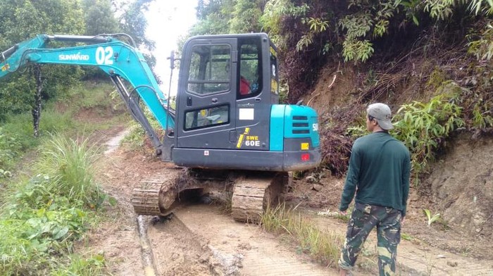 Alat berat diturunkan di lokasi longsor di Sidrap.