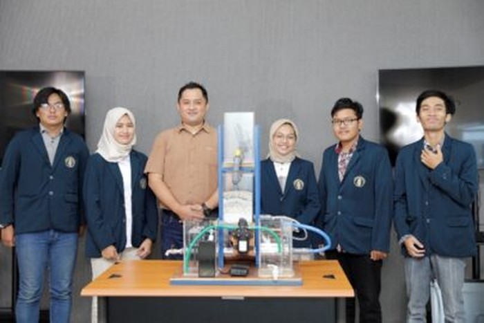 Mahasiswa Universitas Brawijaya (UB) berhasil menciptakan teknologi alat pemanen air hujan IoT yang menghasilkan air siap minum.