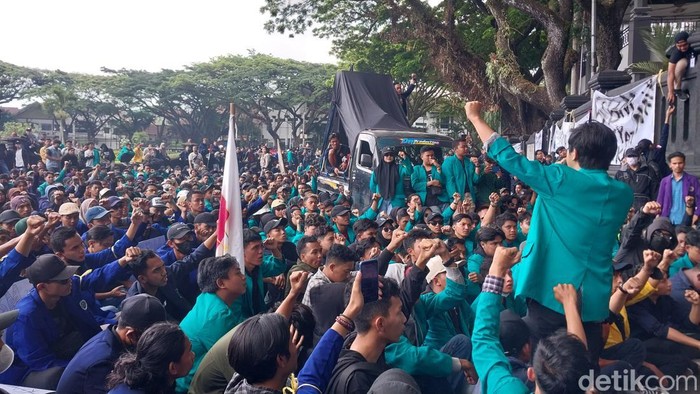 Aliansi BEM Malang Raya demo di DPRD