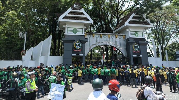 Aliansi ojol di Makassar demo di kantor Gubernur Sulsel.