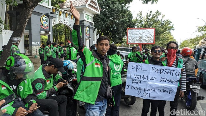 Aliansi ojol di Makassar demo di kantor Gubernur Sulsel.