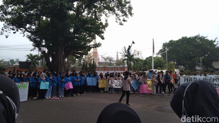 Anggota dewan ditarik ke tengah-tengah massa aksi pendemo di Majalengka