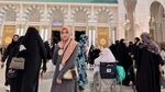 Pesona Anggy Novia Berhijab Saat Umrah Bikin 2 Pria Arab Kepincut Melamar