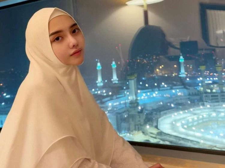 Pesona Anggy Novia Berhijab Saat Umrah Bikin 2 Pria Arab Kepincut Melamar