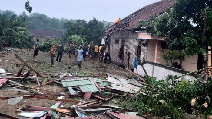 angin kencang di madiun