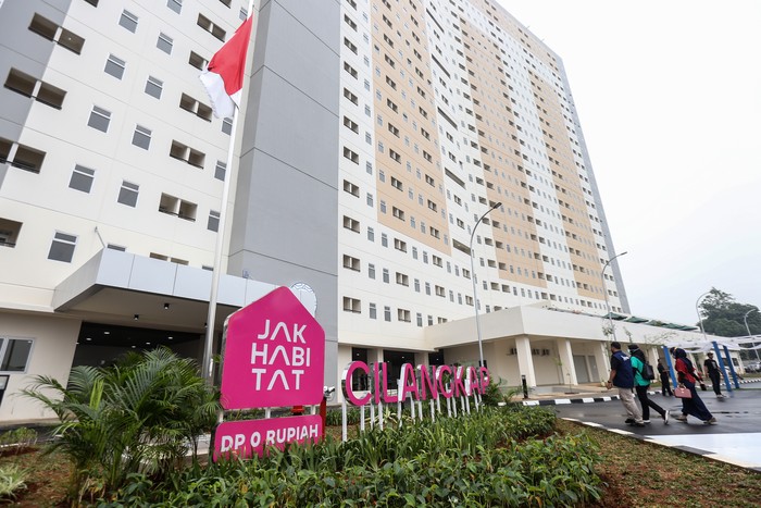Pengunjung melihat salah satu unit rumah DP nol persen di Cilangkap, Jakarta Timur, Kamis (8/9/2022). Pemerintah DKI Jakarta meresmikan Rumah DP Nol Persen tahap kedua yang sudah terbangun sebanyak 1.348 unit di Cilangkap, Jakarta Timur. ANTARA FOTO/Asprilla Dwi Adha/hp.