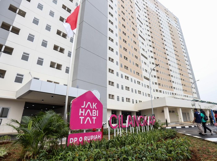 Pengunjung melihat salah satu unit rumah DP nol persen di Cilangkap, Jakarta Timur, Kamis (8/9/2022). Pemerintah DKI Jakarta meresmikan Rumah DP Nol Persen tahap kedua yang sudah terbangun sebanyak 1.348 unit di Cilangkap, Jakarta Timur. ANTARA FOTO/Asprilla Dwi Adha/hp.
