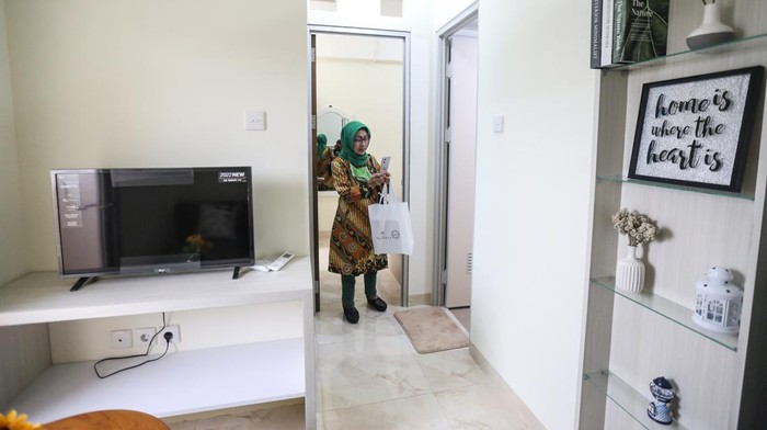 Pengunjung melihat salah satu unit rumah DP nol persen di Cilangkap, Jakarta Timur, Kamis (8/9/2022). Pemerintah DKI Jakarta meresmikan Rumah DP Nol Persen tahap kedua yang sudah terbangun sebanyak 1.348 unit di Cilangkap, Jakarta Timur. ANTARA FOTO/Asprilla Dwi Adha/hp.