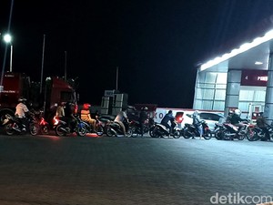 Bensin Eceran Lebih Mahal dan Pembatasan Picu Antrean di SPBU Tulungagung