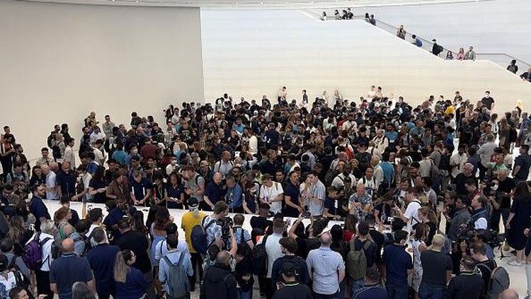 Antusias Warga AS Megang iPhone 14 Terbaru CUPERTINO, CA - SEPTEMBER 7: Apple unveiled four new iPhones, three new Apple Watches and an updated AirPods Pro during a press event on Wednesday in Cupertino, California, United States on September 7, 2022. (Photo by Tayfun Coskun/Anadolu Agency via Getty Images)