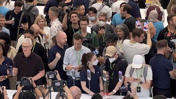 Orang-orang rela berdesakkan untuk melihat performa baru dari iPhone 14, iPhone 14 Plus, iPhone 14 Pro, dan iPhone 14 Pro Max yang mentereng itu.  