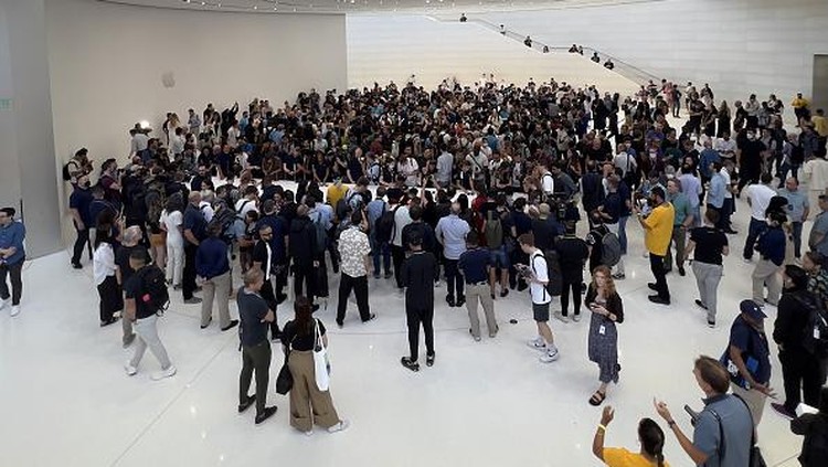 Antusias Warga AS Megang iPhone 14 Terbaru CUPERTINO, CA - SEPTEMBER 7: Apple unveiled four new iPhones, three new Apple Watches and an updated AirPods Pro during a press event on Wednesday in Cupertino, California, United States on September 7, 2022. (Photo by Tayfun Coskun/Anadolu Agency via Getty Images)