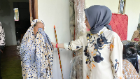 Lurah TA Sri Relawati mengaku heran dengan kebakaran yang terjadi di rumah warganya karena titik api berpindah-pindah. (Foto: Agung Pramono/detikSulsel)