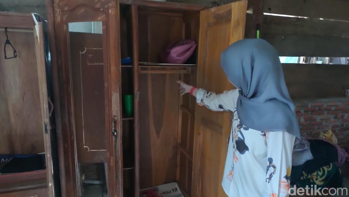 Api Berpindah-pindah Muncul di Rumah Warga Bone Api berpindah-pindah muncul di rumah warga Bone dan membakar sejumlah perabotan.