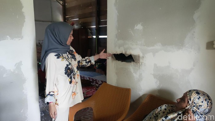 Api berpindah-pindah muncul di rumah warga Bone dan membakar sejumlah perabotan.
