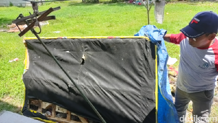 Api berpindah-pindah muncul di rumah warga Bone dan membakar sejumlah perabotan.