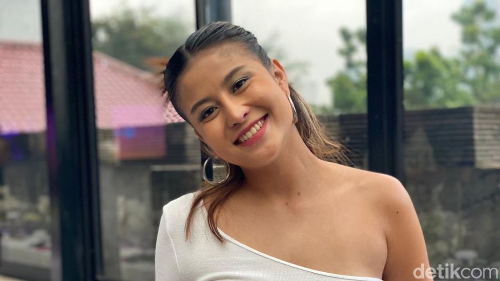 Awkarin Gak Tahu Sumber Dana Hanania Travel
