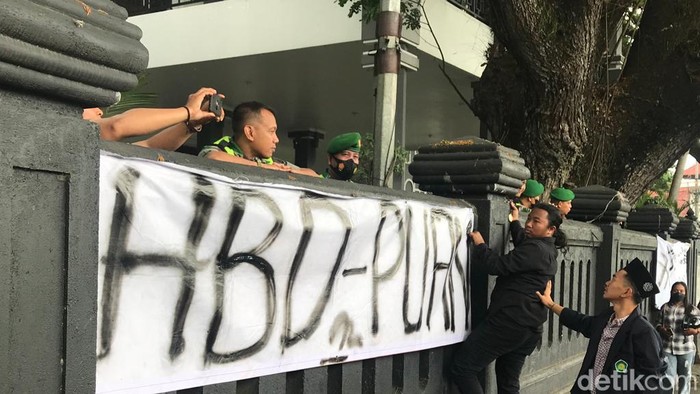 Banner HBD Puan warnai demo mahasiswa di Malang