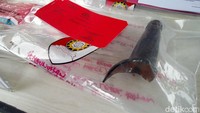Polisi mengatakan tersangka awalnya mencekik korban, kemudian menjerat leher korban menggunakan tali. Karena korban masih hidup, tersangka lalu memukul korban dengan menggunakan botol. Pecahan botol itu kemudian dipakai tersangka untuk menyayat leher korban.