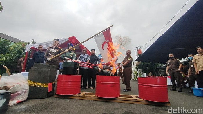Barang bukti perkara video propaganda Negara Islam Indonesia (NII) dimusnahkan jaksa. Di antaranya adalah dua buah bendera merah-putuh berlambang bulan dan bintang.