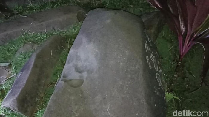 Batu tapak harimau di Gunung Padang Cianjur.