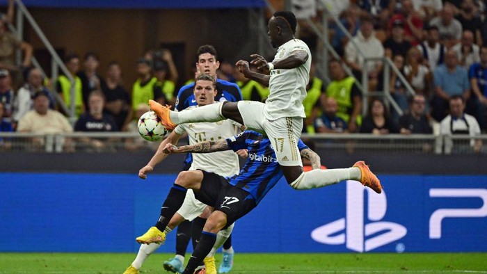 Bayern Munichs Senegalese forward Sadio Mane tries to control the ball during the UEFA Champions League Group C football match between Inter Milan and Bayern Munich in Milan, on September 7, 2022. (Photo by MIGUEL MEDINA / AFP) (Photo by MIGUEL MEDINA/AFP via Getty Images)