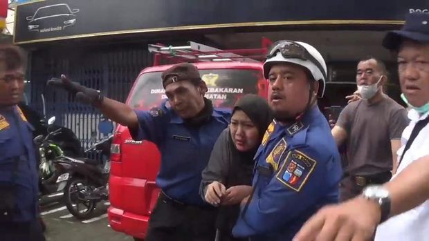 Bencana longsor terjadi di bangunan kantor di Jalan Siliwangi, Bogor Timur, Kota Bogor. Dua orang konsultan konstruksi terluka akibat peristiwa tersebut. (M Sholihin/detikcom)