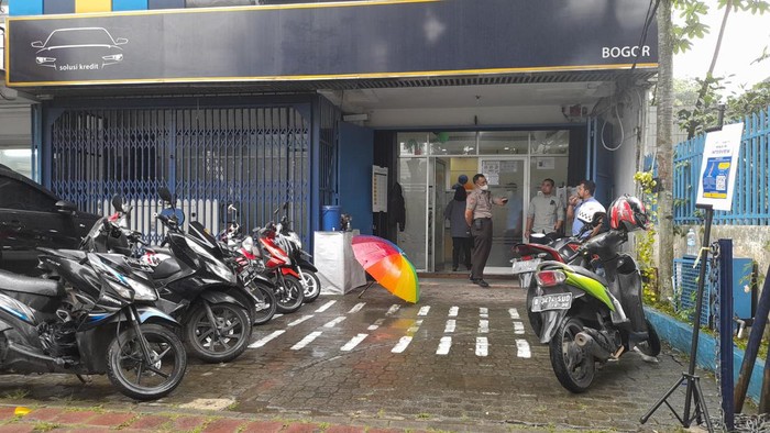 Bencana longsor terjadi di bangunan kantor di Jalan Siliwangi, Bogor Timur, Kota Bogor. Dua orang konsultan konstruksi terluka akibat peristiwa tersebut. (M Sholihin/detikcom)