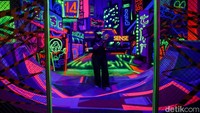 Salah satu karya yang enak buat foto-foto di Museum of Toys Jakarta. Adapun deretan artis lokal yang bakal menjadi sorotan perhelatan kali ini antara lain @sikloze @bulletos @wacky.ok. Mereka menampilkan karya-karya yang membuat event ini menjadi lebih hidup, berkesan dan layak menjadi destinasi bagi para pecinta karya seni ibu kota.