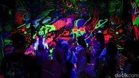 Pengunjung menikmati salah satu pameran dengan konsep experience room. 