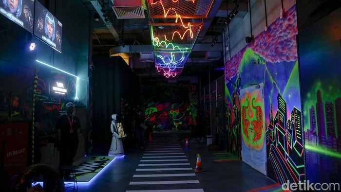 Pengunjung tengah berfoto didalam Museum of Toys (MoT) yang di gelar di Grebe, Lippo Mall Puri, Jakarta, Kamis (8/9/2022). Setelah sukses menggelar experience room sebelumnya yang mengundang puluhan ribu audiens penuh antusias, Museum of Toys kembali hadir dengan tema yang tidak kalah mendebarkan untuk memajukan dan mendukung para artis lokal dapat berekspresi dalam sebuah karya seni lukisan/mural.