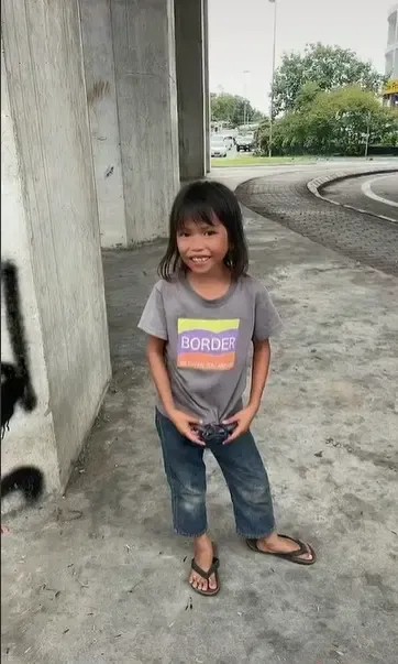Bocah penjual mangga di pinggir jalan.